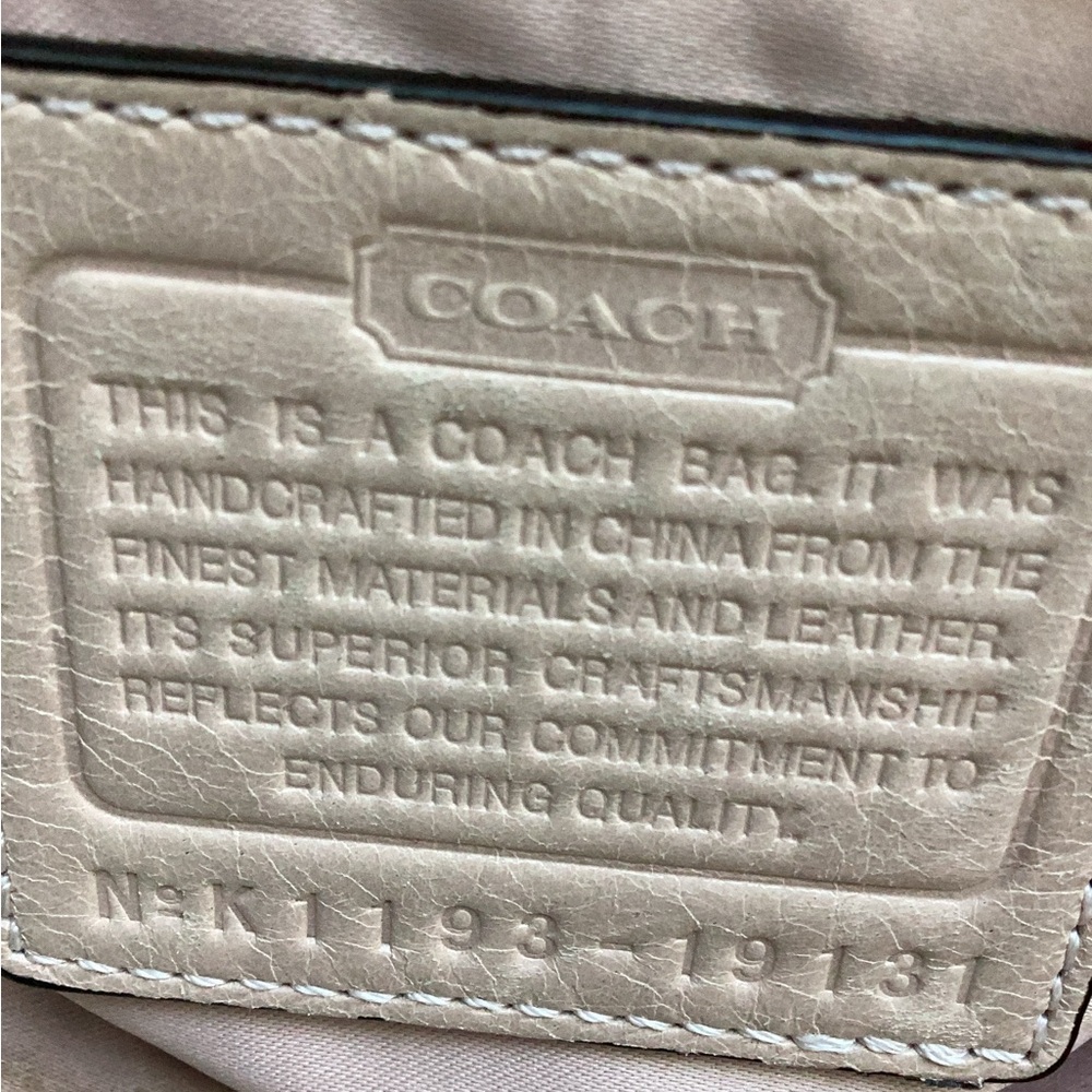 Elegant Crossbody Bag with Pink Accents - Picture 2 of 5